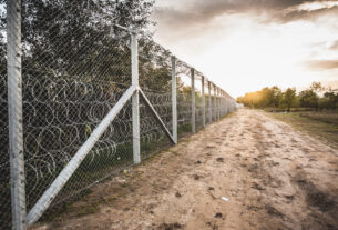 kerítést épít észtország határ