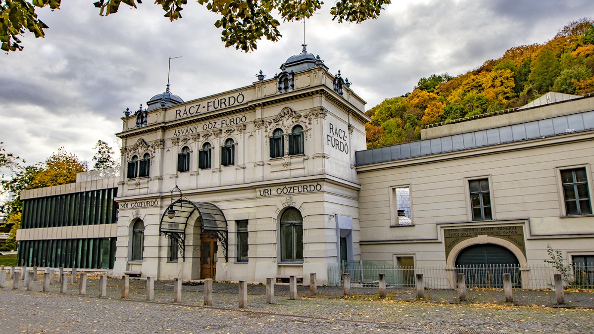 ekkor nyílik a rácz fürdő